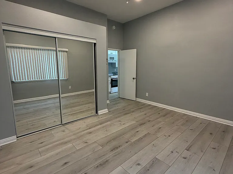 23242 Victory Blvd — Photo 10