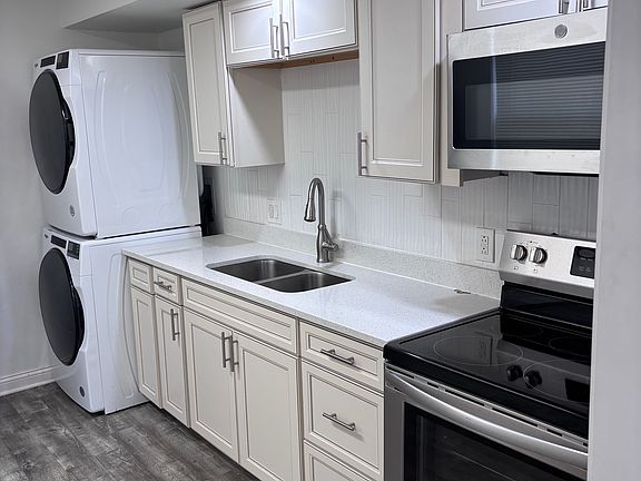4th image of 613 S Washington St #9