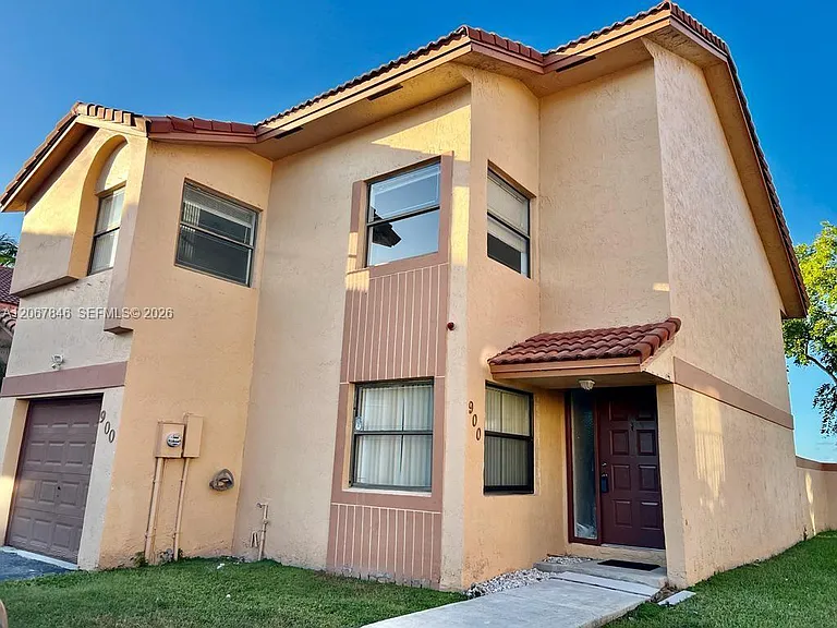 900 SW 113th Ter — Photo 3