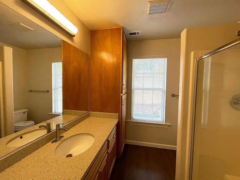 Exceptionally Spacious and Modernized 2x2 Townhouse w/Garage and Washer/Dryer Hookups! — Photo 32