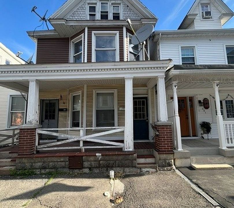 1st image of 223 W Rowe St