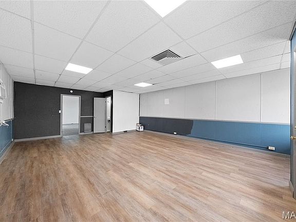 5th image of 318 Broadway St