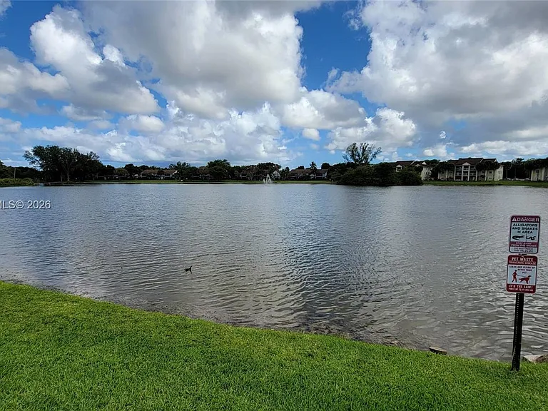 2811 N Oakland Forest Dr #105 — Photo 10