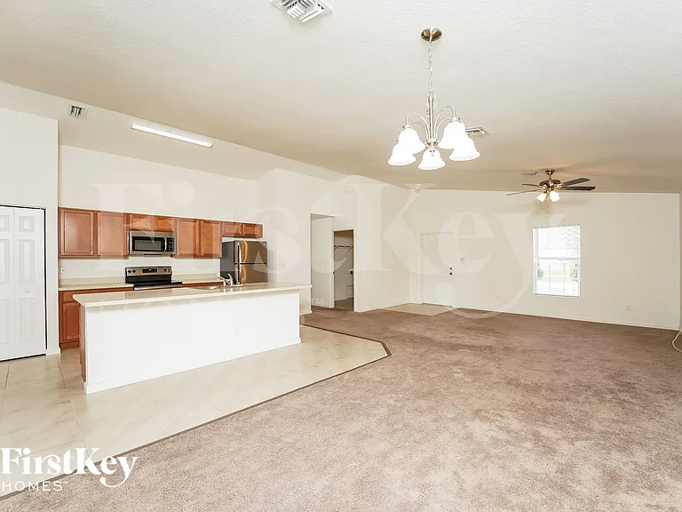 1481 SW Kamchatka Ave — Photo 4