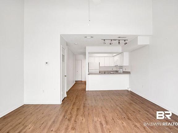 4th image of 6 Yacht Club Dr APT 109