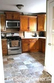 Kitchen : New ceramic floors and fresh neutral paint, stainless stain appliances.