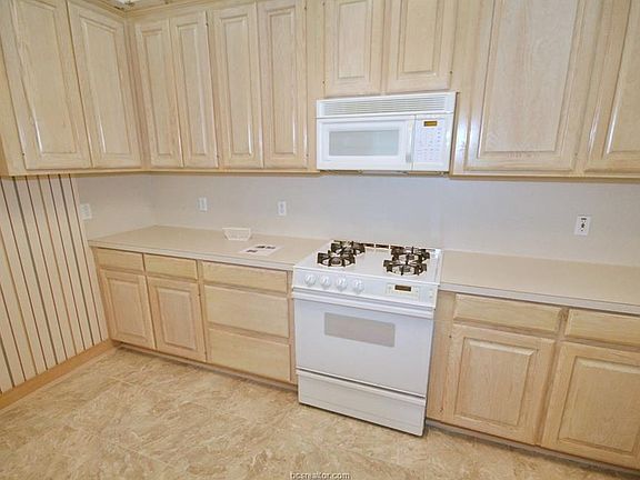 5th image of 702 Brussels Dr