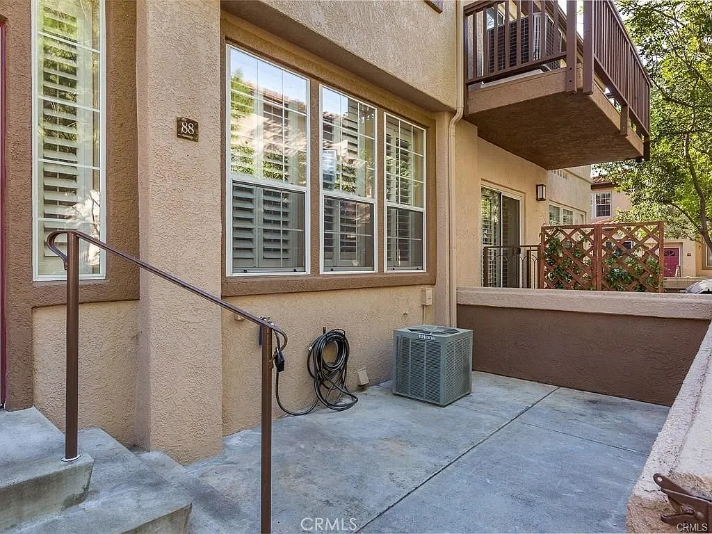 2 bed, 2.5 bath, 1440 sqft, $3,600 — Photo 2