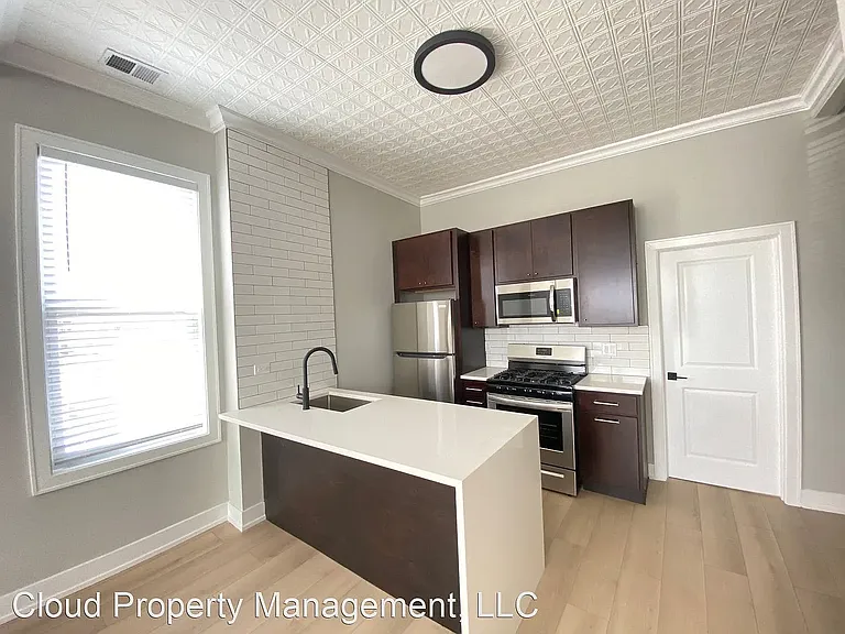2142 S Fairfield Ave #2R — Photo 2