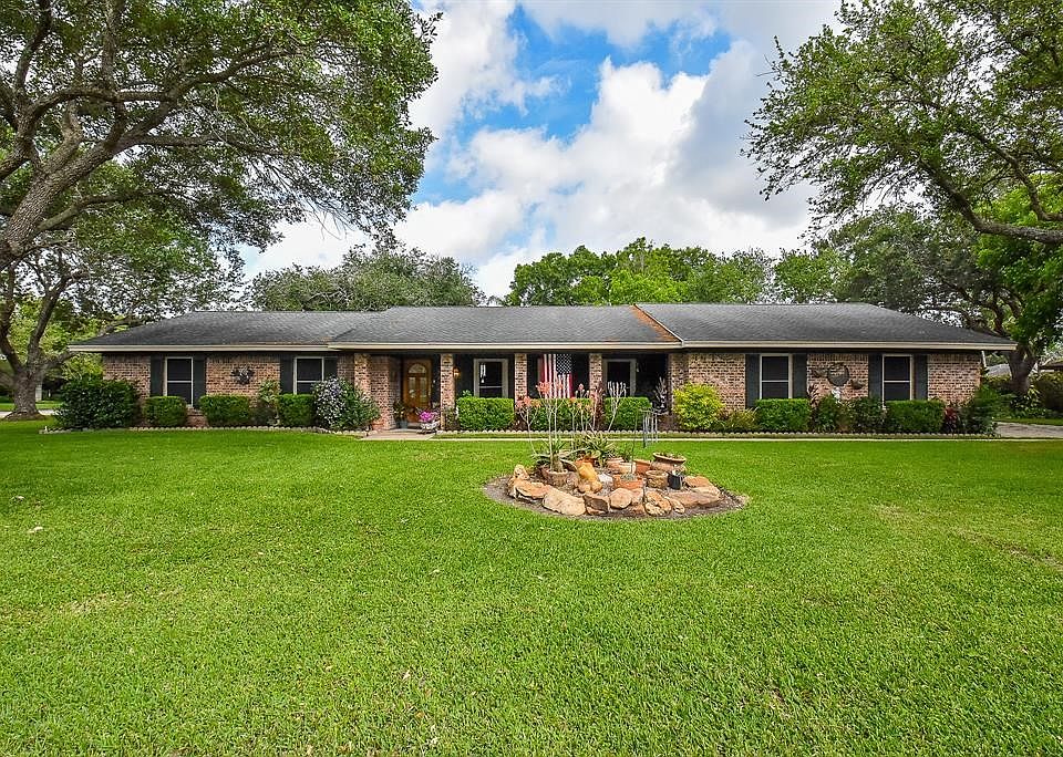 Sprawling SHOWCASE ranch home on CORNER DOUBLE LOT!