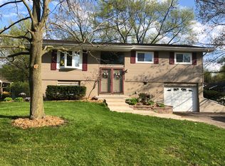 21W061 Hampton Ln, Lombard, IL 60148