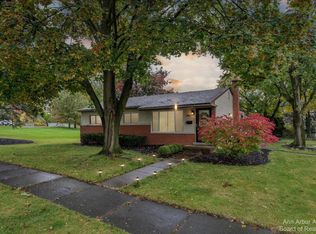 785 Lambkins Rd, Saline, MI 48176