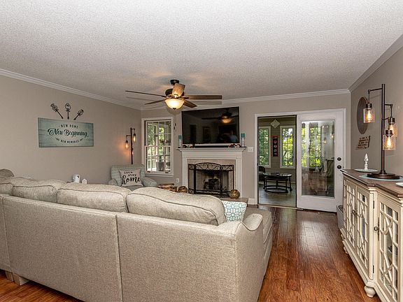 3rd image of 908 Portsmouth Cir