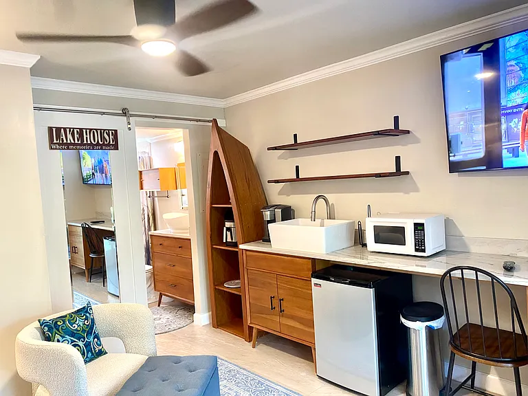 2109 Pine Tree Dr #4 — Photo 9