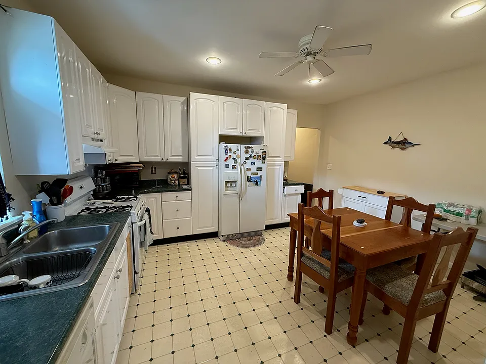 Eat-in kitchen