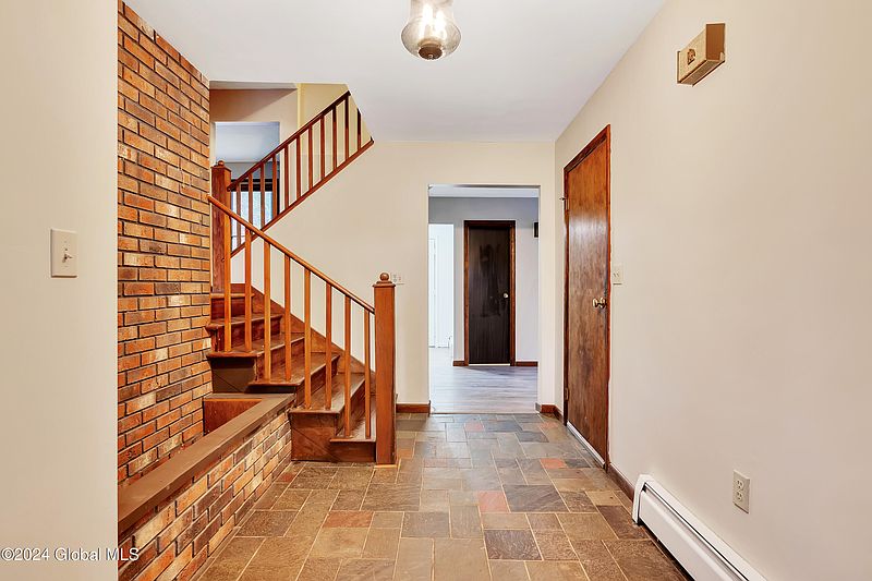 2nd image of 1 Loumar Lane