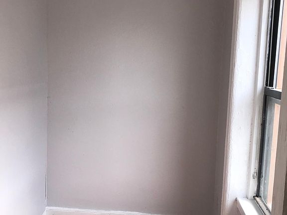 3rd image of 18 Westervelt Pl APT 4
