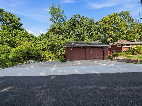 2nd image of 727 Oakwood Rd