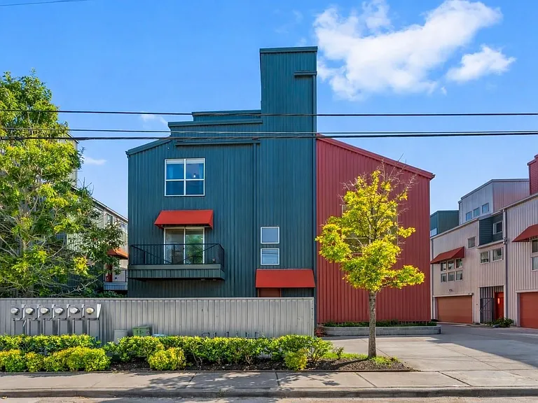 3012 Commerce St — Photo 1