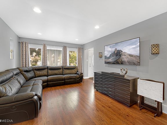 4th image of 4034 N Oriole Ave