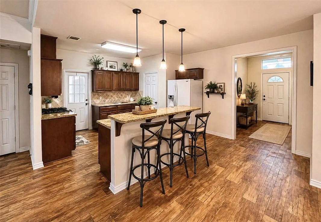 5 bed, 2264 sqft, $2,500 — Photo 2
