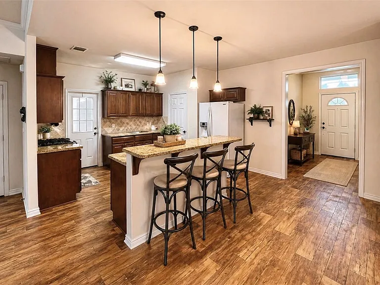 1019 Emerald Dove Ave — Photo 2