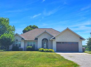 109 Lakewood Dr, Hillsboro, IL 62049
