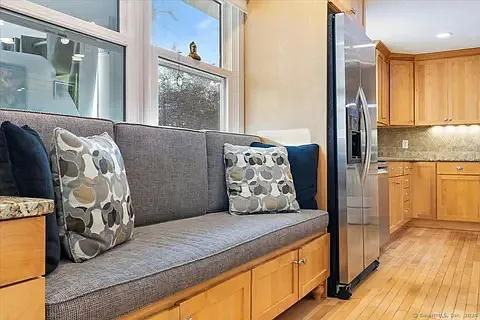 2 Colonial Dr — Photo 15