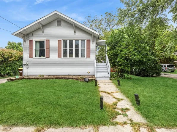 104 Stewart Ave, Woodstock, IL 60098