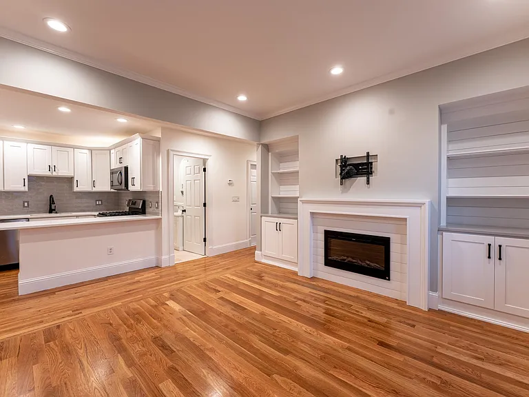 305 W 3rd St #2 — Photo 4