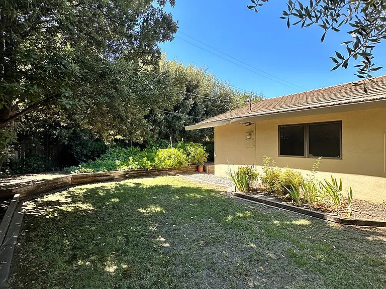 927 Acacia Ln — Photo 24
