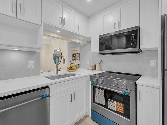 5th image of 1924 Comox St #101