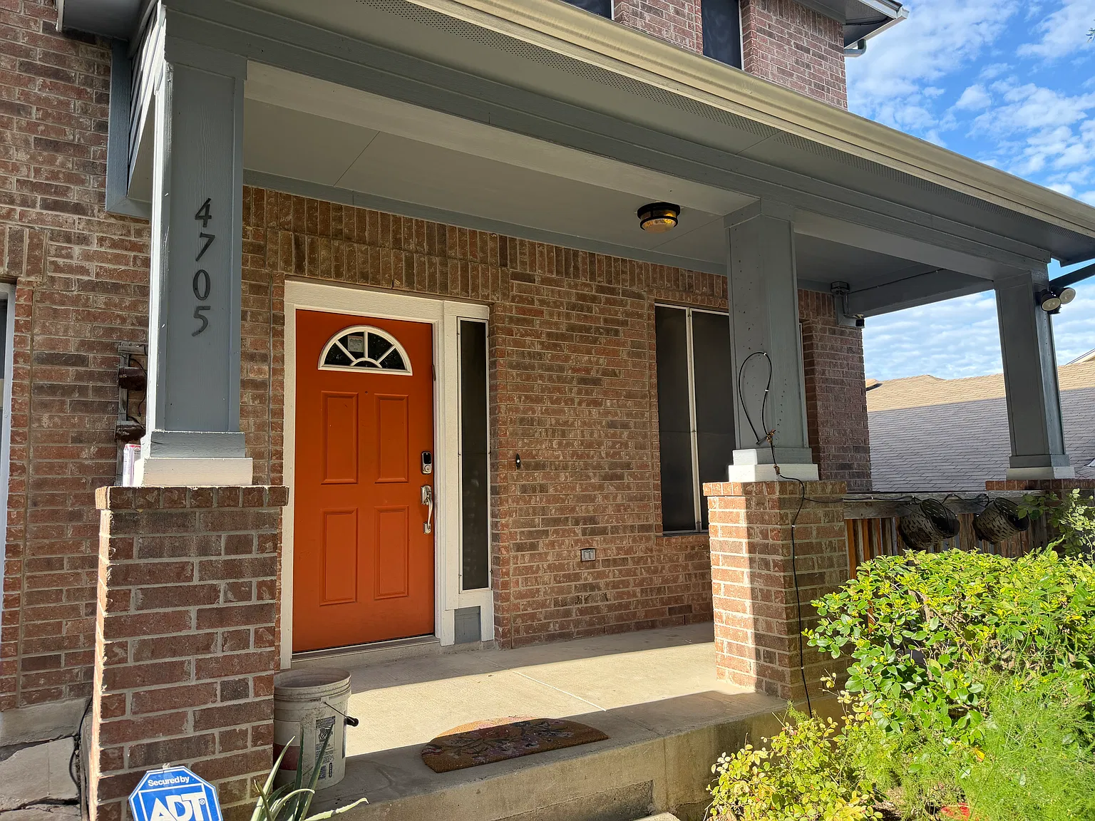 4 bed, 2.5 bath, 2350 sqft, $2,400 — Photo 2