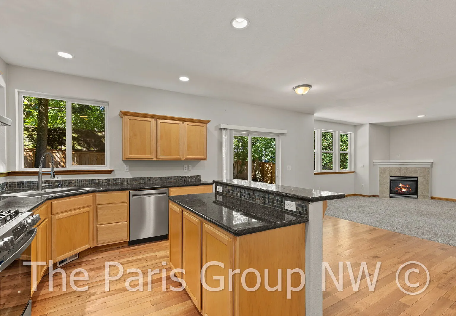 Beautiful Central Bothell Home. Great Floor Plan! Open Lvg Spaces, Office, Bonus Room + XL Bedroo... — Photo 4
