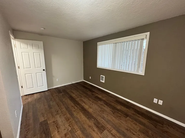 144 SW Lee St — Photo 20