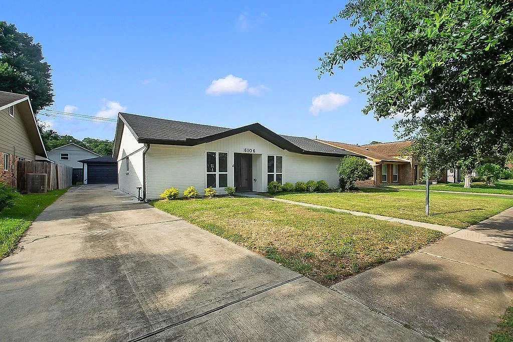 4 bed, 3.0 bath, 2212 sqft, $2,950 — Photo 2
