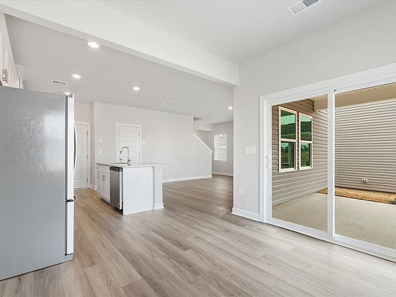 Welcome to the Dallas floorplan at Village White Pine.