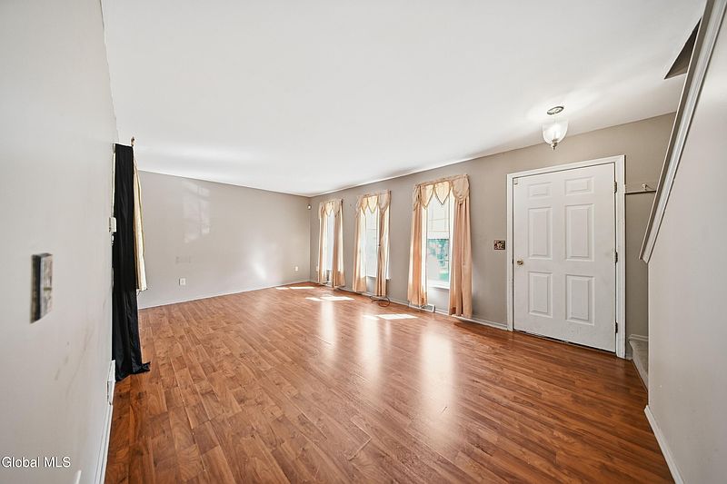 4th image of 27 Wynantskill Way