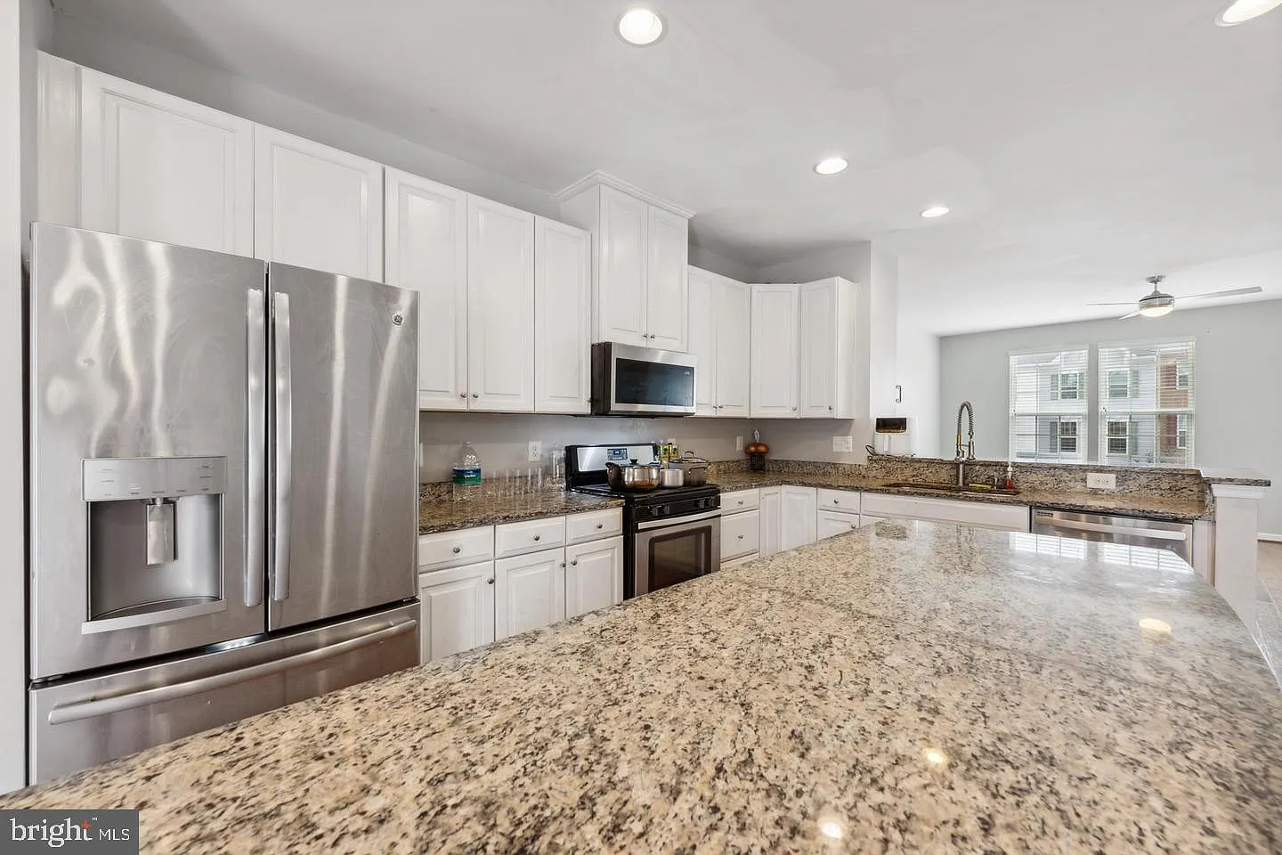 4 bed, 3.5 bath, 2371 sqft, $3,090 — Photo 3