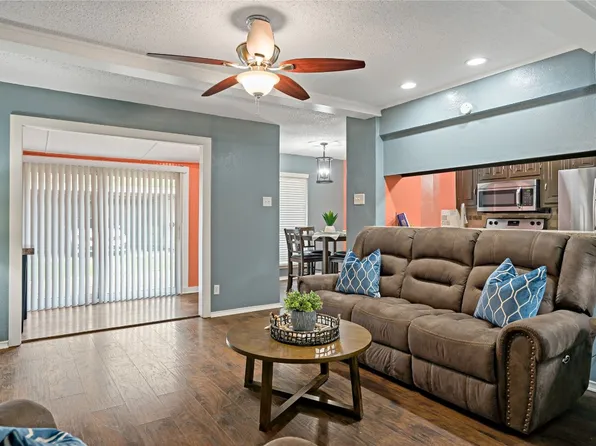 422 Arborview Dr, Garland, TX 75043