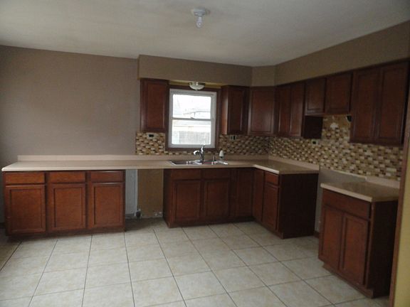 4th image of 14932 Blaine Ave