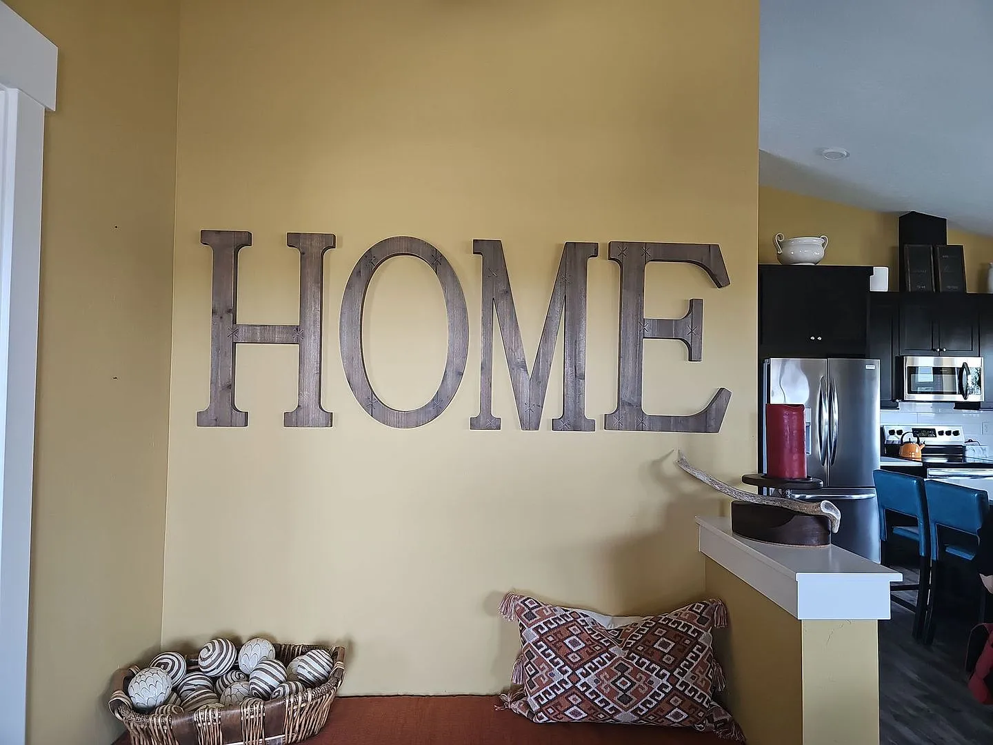 Fully Furnished Home with Stunning Cascade Mountain Views Flexible Lease Options — Photo 2