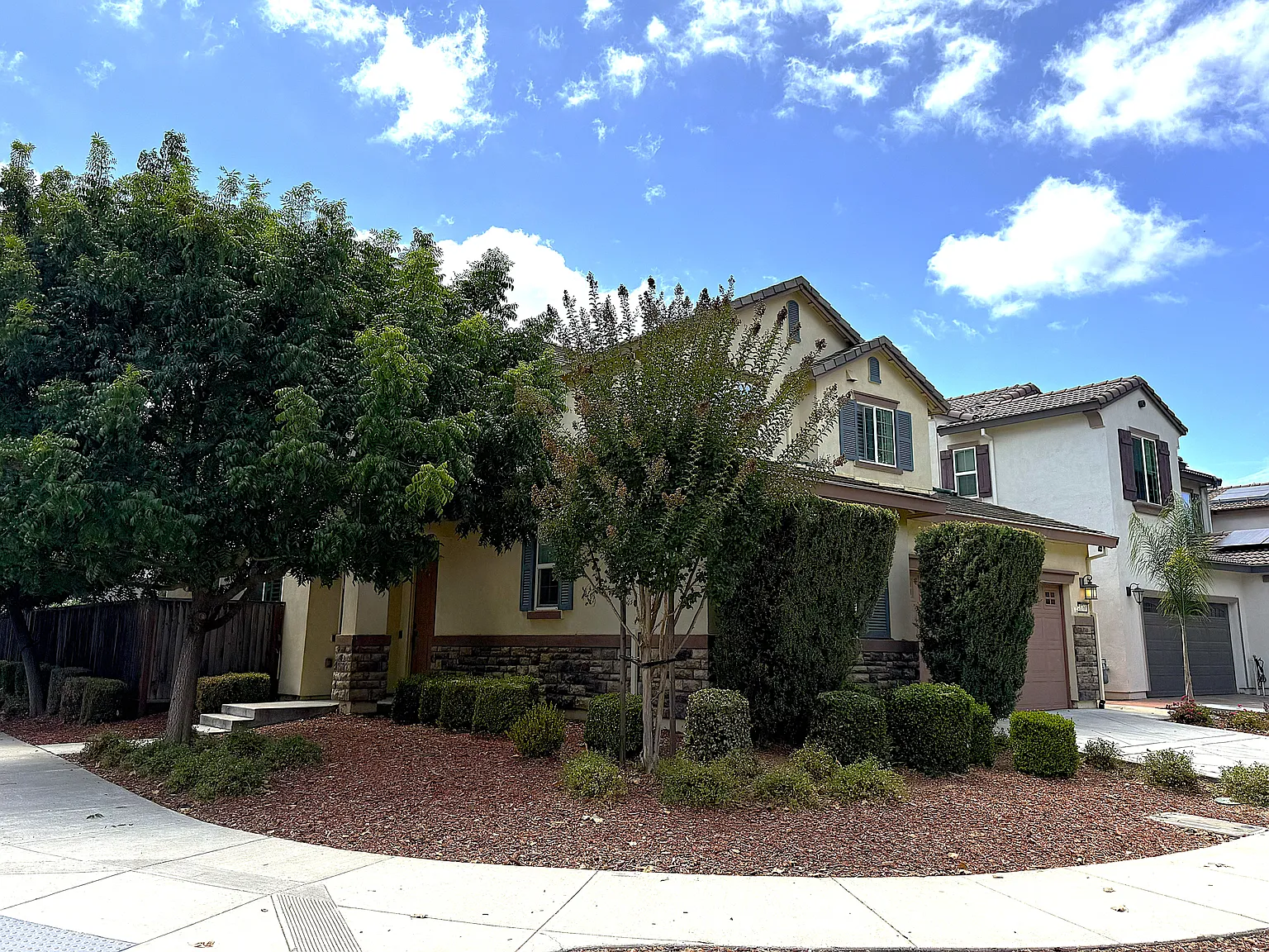 4 bed, 2656 sqft, $5,200 — Photo 2