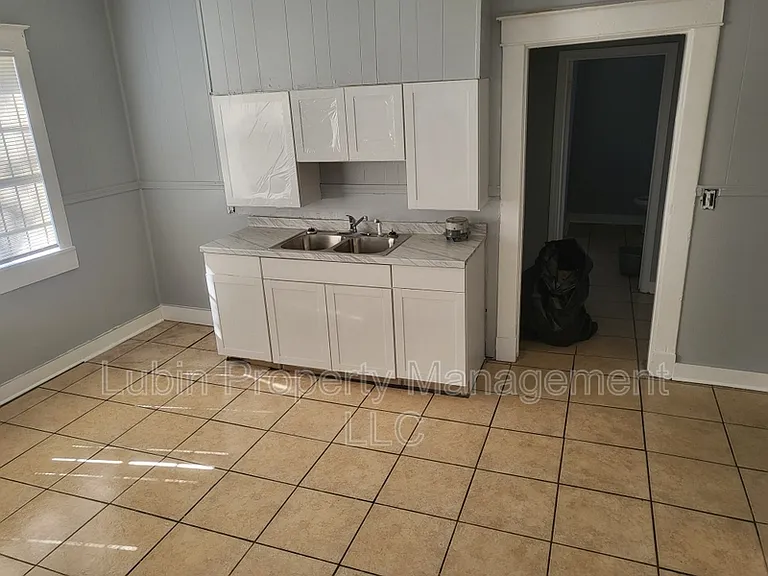 723 E Trigg Ave — Photo 4