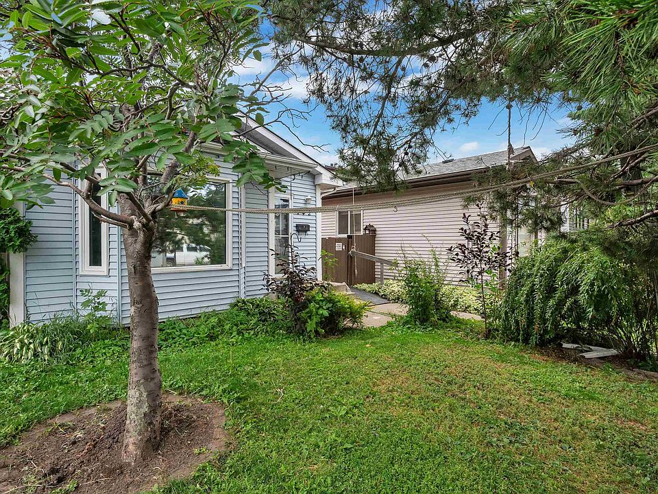 1st image of 442 Kirkpatrick Cres NW