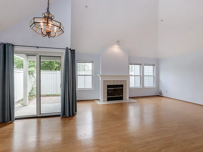 1055 Hull Ln — Photo 14