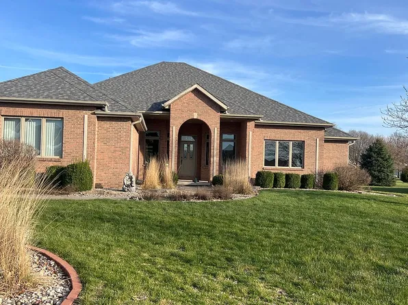 30 Canterbury Ct, Fairbury, IL 61739