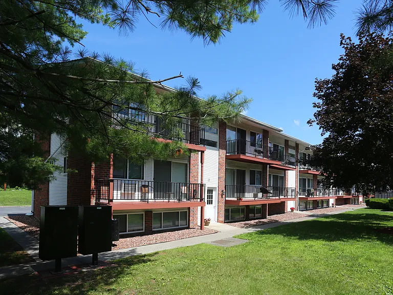 Windsor Court Apartments — Photo 19