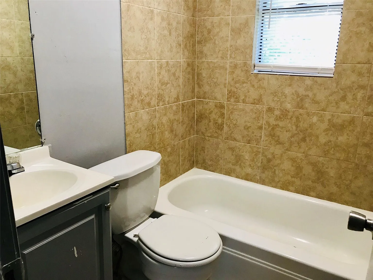 2 bed, 1.0 bath, 650 sqft, $900 — Photo 3