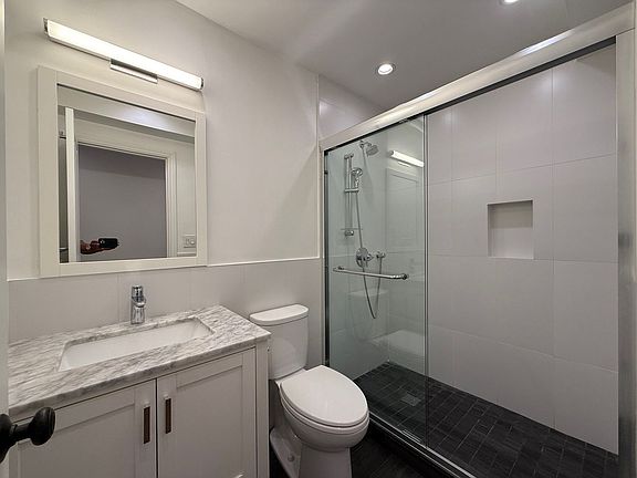 3rd image of 1052 Jamestown Ave Studio 1